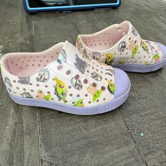 NATIVE X STAR WARS Girls Pink Purple Mandolorian Grogu Jeffersons Size C5 - Picture 2 of 7